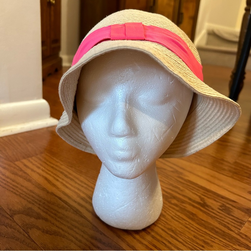 Straw hat with pink wrap 💕👒